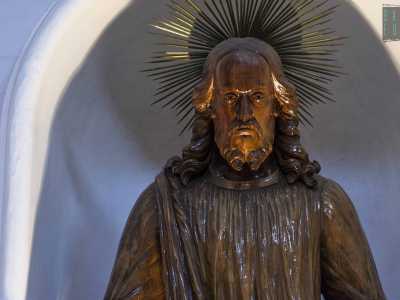 Sul lato destro una statua lignea di Cristo ci osserva con sguardo severo